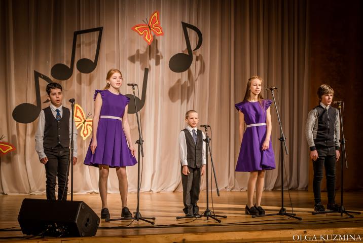 Maļinovas pagasta saieta nama bērnu vokālais ansamblis "Avenes". Bērnu  ansambļu saiets “Kāda katram dziesma 3” Naujenes kultūras centrā, Locikos. 